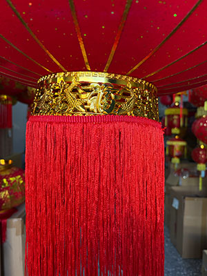 下方蓋子精緻龍紋雕刻顯得滿滿紅色穗