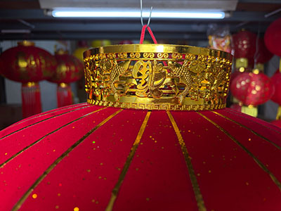 上方蓋子精緻龍紋雕刻顯得大方精美